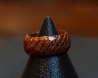 Anillo de madera de roble tallado a mano: alianza hipoalergénica (talla 8.5 EE. UU.)