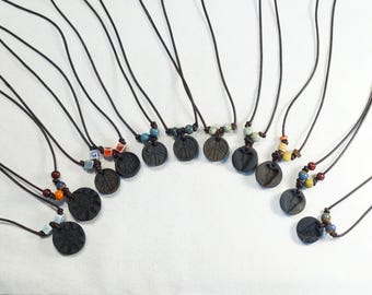 Handgefertigte Boho-Anhänger-Halsketten aus Ton