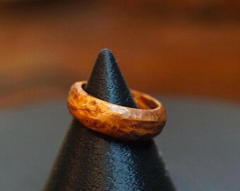 Anillo de madera de roble tallado a mano: alianza hipoalergénica (talla 8.5 EE. UU.)
