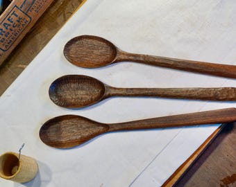 Handgeschnitzter Kochlöffel aus Walnussholz (groß)