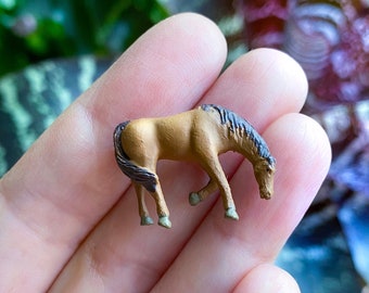 Miniature Terrarium Horse Figurine: Tiny Garden Decor & Collectibles