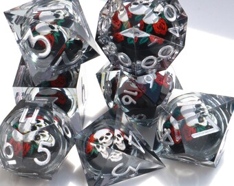 Set di dadi con teschio e rosa – Dadi DND in resina trasparente con rose rosse e teschi – Set di dadi gotici per giochi di ruolo Dungeons and Dragons, regalo TTRPG per giocatori