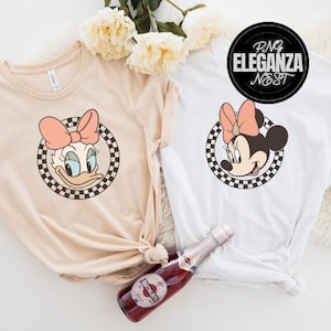 Pacchetto maglietta mouse retrò png, maglietta viaggio famiglia retrò png, maglietta mouse e amici retrò png, mouse a scacchi png, maglietta vacanza famiglia png