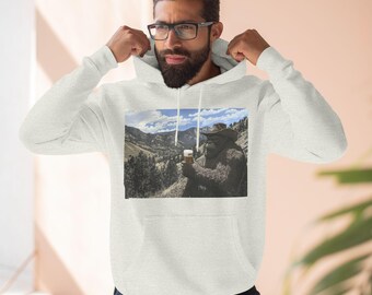 Beer-Swigging Western Big Foot Drei-Panel Fleece Hoodie, Cowgirl Sasquatch Sweatshirt, Outlaw Yeti Pullover, Big Foot Kapuze