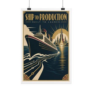 Puede incluir: Un póster vertical que muestra un gran transatlántico navegando hacia un horizonte urbano estilizado al atardecer. El texto SHIP TO PRODUCTION y BUILT TO LAUNCH aparece en la parte superior en letras doradas sobre un fondo azul.