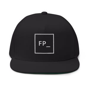 Könnte beinhalten: Eine schwarze Snapback-Cap mit einer weißen, gestickten quadratischen Umrandung auf der Vorderseite. Innerhalb des Quadrats sind die Buchstaben FP gefolgt von einem Unterstrich in weißem Garn gestickt. Die Kappe hat einen flachen Schirm.