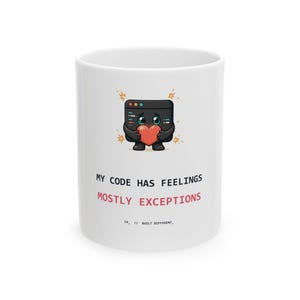 Może przedstawiać: Biały ceramiczny kubek z czarną postacią okna komputerowego trzymającą czerwone serce. Tekst głosi: MY CODE HAS FEELINGS, MOSTLY EXCEPTIONS oraz FP_ // BUILT DIFFERENT_. Wzór jest wyśrodkowany na przedniej części kubka.