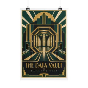 Puede incluir: Un póster vertical con un diseño geométrico en verde oscuro y dorado que muestra un portal octogonal hacia un pasillo. El texto THE DATA VAULT y DATA ENGINEER está impreso en dorado en la parte inferior de la obra, sujeta por clips negros.