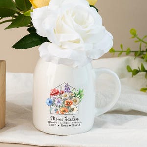 Personalized Grandma&#39;s Garden Vase, Flower Vase with Family Birth Flower, Custom Mini Flower Vase for Mama Nana, Mother&#39;s Day Gift