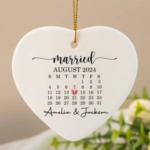 Personalized Married Ornament Calendar Gift, Custom Calendar Ornament Wedding Gift, Wedding Date Anniversary Ornament, Gift for Newlyweds