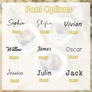 Peut inclure: Image pr&eacute;sentant neuf options de polices de caract&egrave;res pour des produits personnalis&eacute;s. Chaque police est affich&eacute;e avec un nom, comme Sophia, Shifra et Vivian, et un num&eacute;ro de police. Le texte "Font Options" est en haut en couleur or.