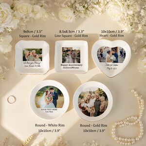 Peut inclure: Assortiment d'assiettes en c&eacute;ramique personnalis&eacute;es avec des bords dor&eacute;s, affichant des photos et du texte. Formes : carr&eacute;e, c&oelig;ur et ronde, jusqu'&agrave; 10 cm. Le texte comprend "Happy Anniversary" et des noms. Id&eacute;al pour les cadeaux de mariage ou de famille.