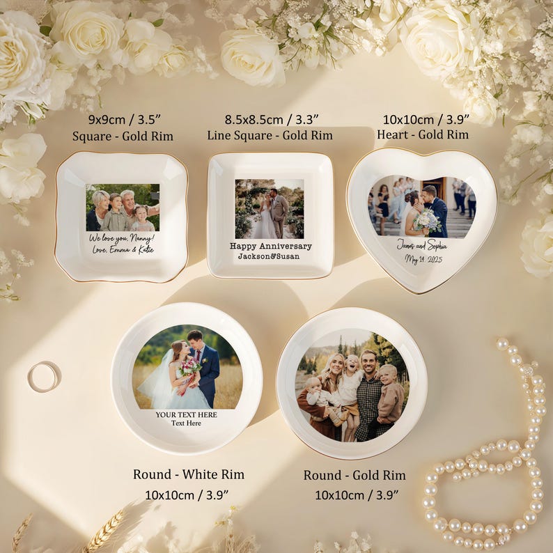 Peut inclure: Assortiment d'assiettes en c&eacute;ramique personnalis&eacute;es avec des bords dor&eacute;s, affichant des photos et du texte. Formes : carr&eacute;e, c&oelig;ur et ronde, jusqu'&agrave; 10 cm. Le texte comprend "Happy Anniversary" et des noms. Id&eacute;al pour les cadeaux de mariage ou de famille.