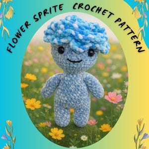 Puede incluir: Muñeca Flower Sprite de ganchillo con cuerpo azul y tocado esponjoso azul y blanco. La muñeca tiene ojos negros y una cara sonriente. La imagen incluye el texto "Flower Sprite Crochet Pattern" y "No Sew!"