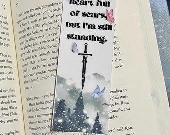 Marcapáginas de doble cara "Sigo en pie" - Inspirado en Quick Silver de Callie Hart, marcapáginas de romance fantástico laminado UV