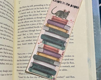Marcapáginas de doble cara "Atrapado en las páginas": un ratón adorable y una pila de libros, un regalo literario para amantes de la lectura.