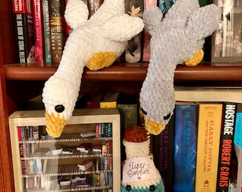 Ganso de ganchillo caprichoso para estantería – Bonita decoración amigurumi hecha a mano / Regalo acogedor para lectores / Compañero de estantería estilo cottagecore