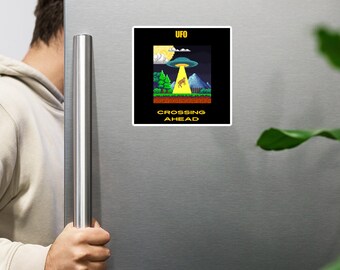 UFO Crossing Ahead Magnet - Retro Kuh Entführung Design - Quadratischer Kühlschrankmagnet UFO Crossing Ahead Retro Raumschiff Strahl Kuh Magnet