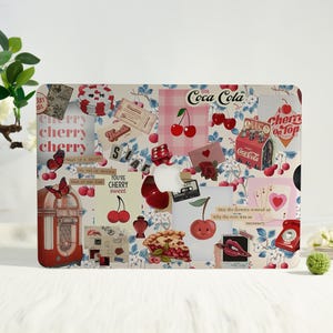 Könnte beinhalten: Eine rechteckige Laptop-Hülle mit einem Collage-Design mit Kirschen, Coca-Cola-Marken, Spielkarten und Grafiken im Vintage-Stil. Das Farbschema umfasst Rot, Rosa und Weiß, mit Textelementen wie "cherry" und "sweet".