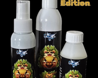 Könnte beinhalten: Drei weiße Kunststoffflaschen mit schwarzen Etiketten, die eine Zeichentrickfigur auf einem Kürbis zeigen. Die mittlere Flasche hat einen Sprühkopf, die anderen haben Schraubverschlüsse. Der Text "Limited Edition" steht in Orange rechts.