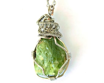 Collana di peridoto grezzo - Collana di pietra portafortuna di agosto - Collana di peridoto da uomo - Ciondolo avvolto in filo metallico - Regalo di compleanno per fidanzato