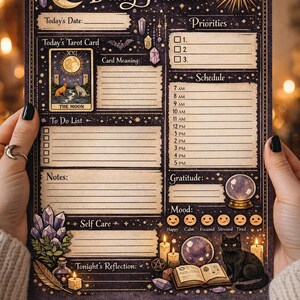 Könnte beinhalten: Ein Daily Planner mit einem himmlischen Thema, mit Abschnitten für Datum, Tarotkarte, Prioritäten, Zeitplan, Notizen, Dankbarkeit und Stimmung. Das Design umfasst einen Mond, eine Sonne, Kristalle und eine schwarze Katze. Der Text "Daily Planner" steht oben.