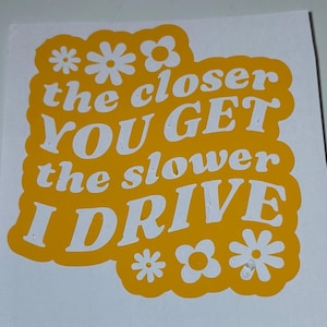 Je näher man kommt desto langsamer fahre ich | mädchenhafter Autoaufkleber | Blumen | Stoßstange | Vinyl Dekor | Fenster Aufkleber | Zitat für sie | Geschenk