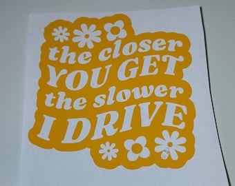 Je näher man kommt desto langsamer fahre ich | mädchenhafter Autoaufkleber | Blumen | Stoßstange | Vinyl Dekor | Fenster Aufkleber | Zitat für sie | Geschenk