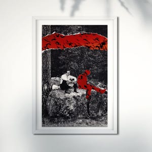 Puede incluir: Una fotografía en blanco y negro de un hombre sentado en una roca en un bosque. Un recorte de papel rojo de pájaros está sobre él. El hombre lleva una camisa blanca y pantalones oscuros. La fotografía está enmarcada en un marco blanco.
