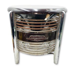 Puede incluir: Ventilador eléctrico vintage Hunter Zephair con acabado cromado. El ventilador tiene un diseño circular con un centro marrón oscuro y una parte superior blanca. La jaula del ventilador tiene barras horizontales y está soportada por patas cromadas.