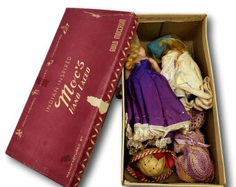Bambole vintage degli anni '40 nella scatola da scarpe allacciata a mano di Moc - Abiti fatti a mano, Sleep Eyes