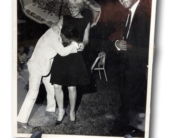 Fotografía publicitaria vintage de 8x10 de Sammy Davis Jr. y Ellie Greenwich con un invitado no identificado.