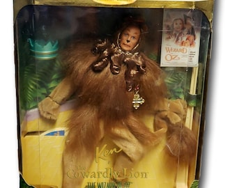 Bambola Ken Leone Codardo del Mago di Oz del 1996, nuova nella confezione originale.