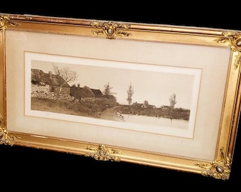 Grabado original firmado de Edward Loyal Field: paisaje rural panorámico con cabaña, enmarcado.