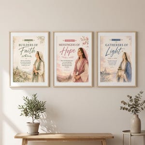 Könnte beinhalten: Drei gerahmte Kunstdrucke mit inspirierenden Themen. Die Drucke zeigen Aquarellillustrationen von Frauen in fließenden Gewändern, jeweils mit einem anderen Titel: "Builders of Faith", "Messengers of Hope" und "Gatherers of Light". Die Drucke werden an einer neutralen Wand ausgestellt.