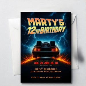 Puede incluir: Una invitaci&oacute;n de cumplea&ntilde;os con el texto "MARTY'S 12TH BIRTHDAY" en una fuente estilizada, un rayo y un coche DeLorean. La invitaci&oacute;n incluye la fecha 23 de agosto de 2025 e informaci&oacute;n de RSVP.