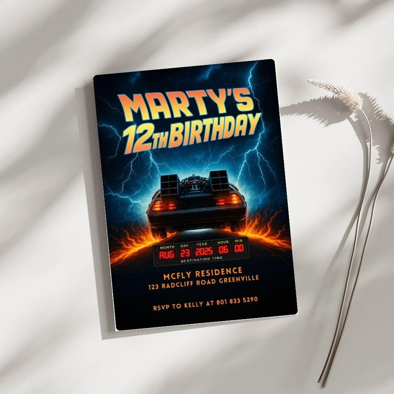 Puede incluir: Tarjeta de invitaci&oacute;n rectangular con el texto "MARTY'S 12TH BIRTHDAY" en naranja y amarillo. La tarjeta presenta una ilustraci&oacute;n de un coche DeLorean con un fondo de rel&aacute;mpagos y fuego. La fecha y la hora se muestran en la parte inferior.