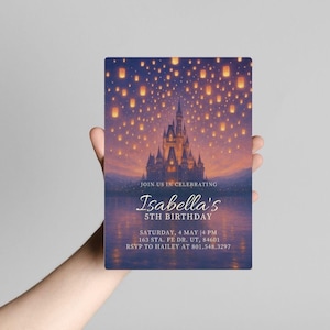 Puede incluir: Una invitación morada y azul con una silueta de castillo y linternas flotantes. El texto dice "Únete a nosotros para celebrar el 5º cumpleaños de Isabella. Sábado, 4 de mayo | 16:00. 163 Sta. Fe Dr. UT, 84601. RSVP a Hailey al 801.548.3297"