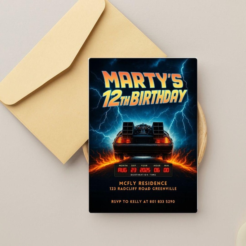 Puede incluir: Invitaci&oacute;n de cumplea&ntilde;os con el texto "Marty's 12th Birthday", un gr&aacute;fico de un DeLorean, rel&aacute;mpagos y llamas. Incluye fecha, hora e informaci&oacute;n de RSVP. En un sobre beige.