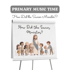 Könnte beinhalten: Ein weißes Flipchart auf einem Ständer mit dem Text PRIMARY MUSIC TIME und How Did the Savior Minister? über einer Illustration einer zentralen Figur in einem Gewand, umgeben von acht Kindern, die teils Blumen und einen Korb halten.