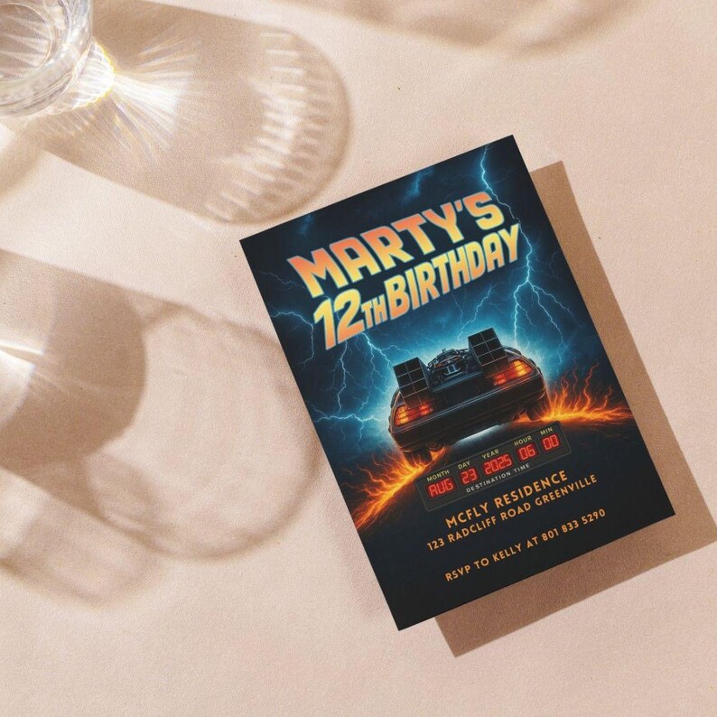 Puede incluir: Una invitaci&oacute;n de cumplea&ntilde;os con el texto "Marty's 12th Birthday" en naranja y azul. El dise&ntilde;o presenta un coche futurista y rayos. La invitaci&oacute;n incluye la fecha 23 de agosto de 2025 e informaci&oacute;n de RSVP.