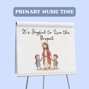 Könnte beinhalten: Ein weißes Flipchart auf einem Ständer zeigt oben den Text PRIMARY MUSIC TIME und darunter It's Joyful to Live the Gospel. Eine Aquarellillustration zeigt eine Figur in einem Gewand, die zwei Kinder an den Händen hält, auf hellblauem Grund.