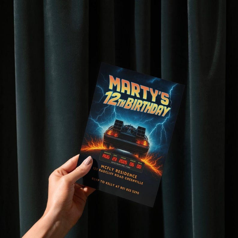 Puede incluir: Una invitaci&oacute;n de cumplea&ntilde;os con el texto "MARTY'S 12TH BIRTHDAY" en oro y azul. La invitaci&oacute;n presenta una ilustraci&oacute;n de un coche DeLorean con rayos y la fecha 23 de agosto de 2025. Incluye direcci&oacute;n e informaci&oacute;n RSVP.