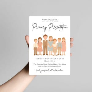Pode incluir: Um cartão de convite branco com o texto "Primary Presentation" em escrita elegante. O cartão apresenta uma ilustração de uma família e a data, hora e local do evento. O cartão é segurado por uma mão.