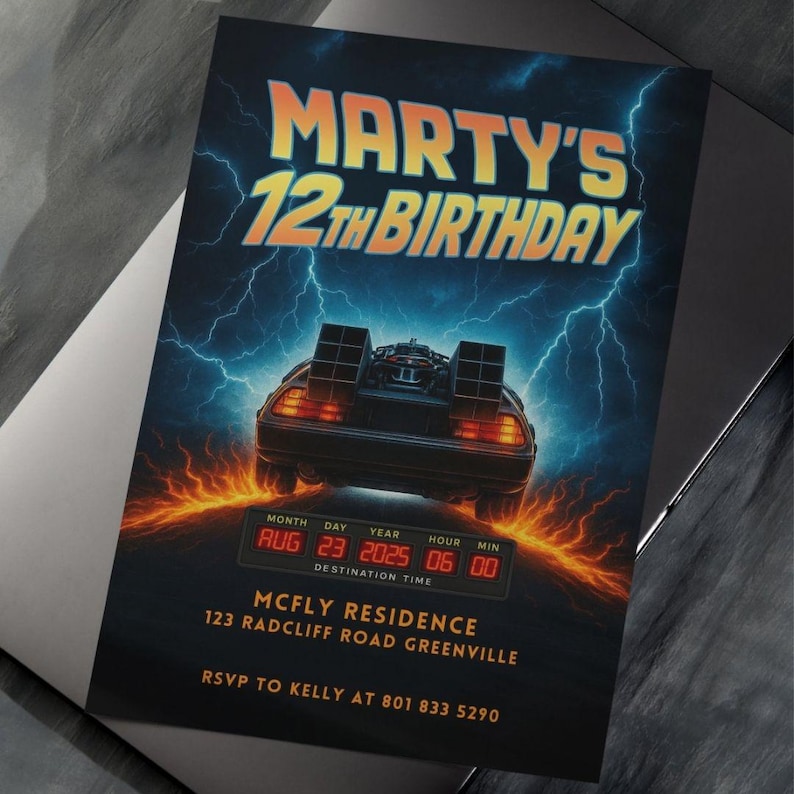 Puede incluir: Una invitaci&oacute;n de cumplea&ntilde;os con el tema de Regreso al Futuro. El dise&ntilde;o presenta el DeLorean contra un fondo de rel&aacute;mpagos y llamas. El texto incluye "12&ordm; Cumplea&ntilde;os de Marty", fecha, hora, direcci&oacute;n e informaci&oacute;n RSVP.