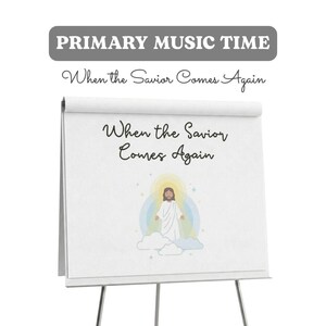 Peut inclure: Un chevalet blanc affiche une page avec le texte "When the Savior Comes Again" et une illustration de Jésus. L'image est sur fond blanc. Les mots "PRIMARY MUSIC TIME" sont en haut.