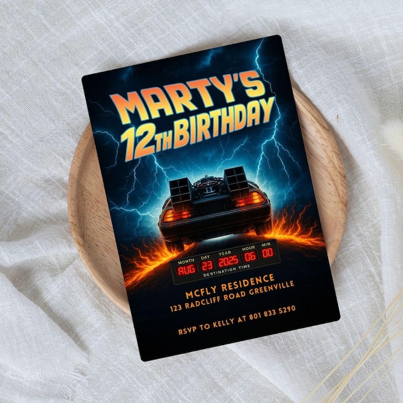 Puede incluir: Tarjeta de invitaci&oacute;n rectangular con el texto "MARTY'S 12TH BIRTHDAY" en naranja y amarillo. La tarjeta presenta una ilustraci&oacute;n de un coche DeLorean sobre un fondo azul con rayos y llamas naranjas. Se muestra la fecha y la hora.