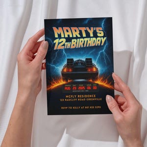 Puede incluir: Una invitaci&oacute;n de cumplea&ntilde;os con el texto "Marty's 12th Birthday" en naranja y amarillo. La invitaci&oacute;n presenta una ilustraci&oacute;n de un coche DeLorean con un fondo de rel&aacute;mpagos y fuego. La fecha y la hora se muestran debajo.