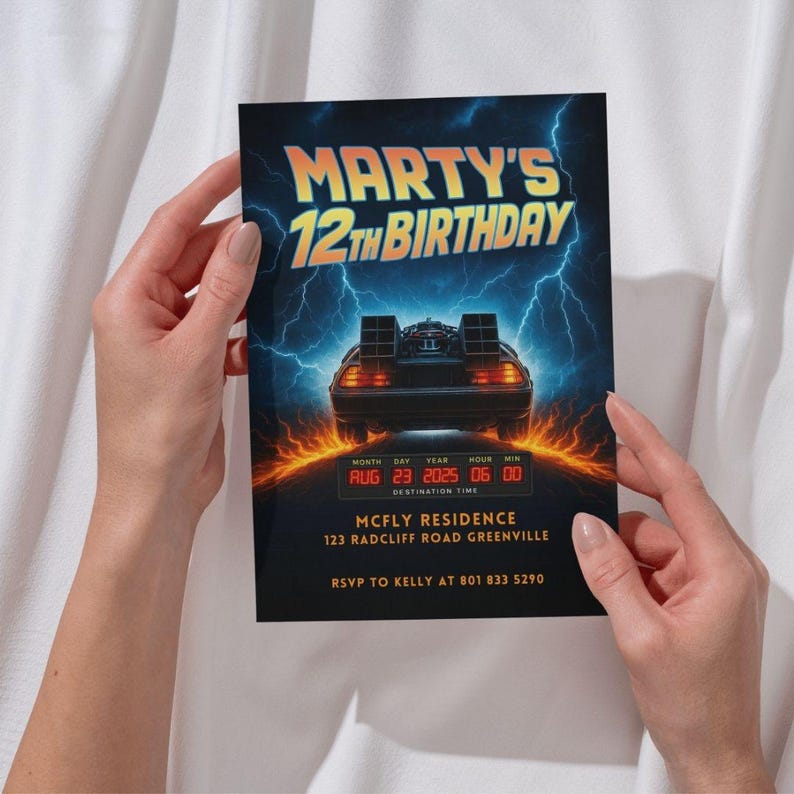 Puede incluir: Una invitaci&oacute;n de cumplea&ntilde;os con el texto "Marty's 12th Birthday" en naranja y amarillo. La invitaci&oacute;n presenta una ilustraci&oacute;n de un coche DeLorean con un fondo de rel&aacute;mpagos y fuego. La fecha y la hora se muestran debajo.
