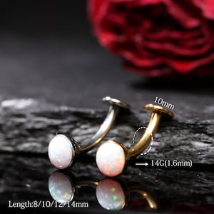 Op de afbeelding: Twee gebogen opaal oorbellen met een zilveren en gouden afwerking. De oorbellen hebben een platte, ronde opaalsteen en zijn gemarkeerd met de maten: 10 mm, 14G (1,6 mm) en lengtes van 8/10/12/14 mm.